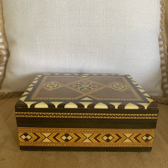Beautiful Middle East Syrian inlaid box - Picture 4 of 10